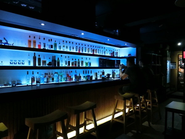 串燒-殿:【東區美味燒肉/串燒推薦/愷樂/玖壹壹也愛吃/串燒殿】串燒、唐揚雞、水蓮牛肉捲、海鮮燉飯及美麗花式調酒喝到爽歪歪嗨得不要不要的超滿足燒肉店就在