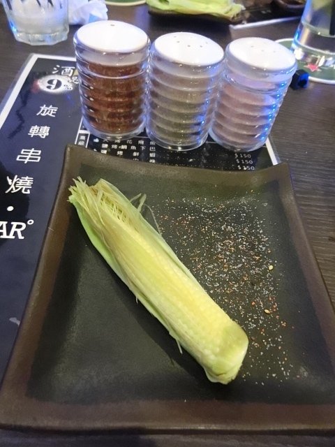 9%酒趴串燒Bar：位於板橋江子翠站的運動主題酒吧-9％酒趴旋轉串燒酒吧~烤肉飯配酒超香超下飯~讓人贊不絕口喔!