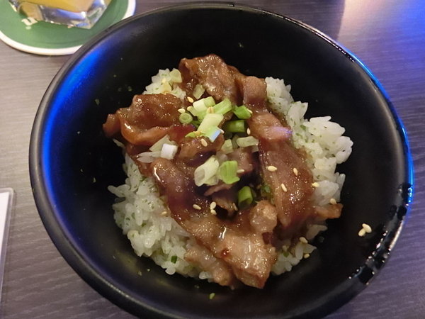 9%酒趴串燒Bar：位於板橋江子翠站的運動主題酒吧-9％酒趴旋轉串燒酒吧~烤肉飯配酒超香超下飯~讓人贊不絕口喔!