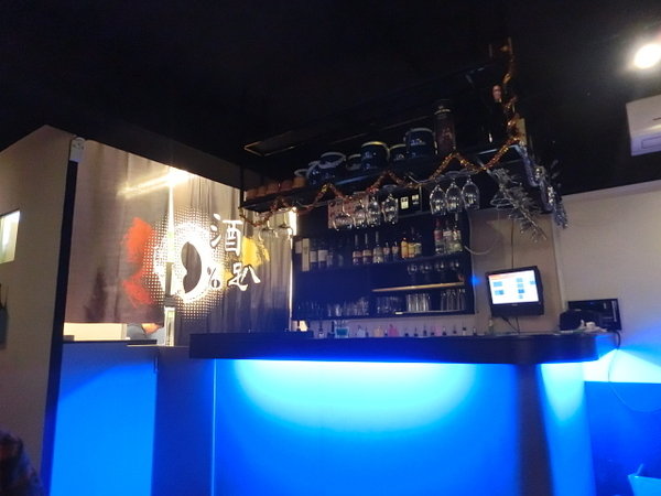 9%酒趴串燒Bar：位於板橋江子翠站的運動主題酒吧-9％酒趴旋轉串燒酒吧~烤肉飯配酒超香超下飯~讓人贊不絕口喔!