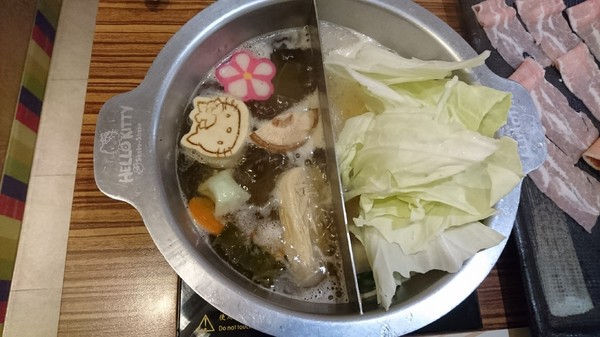 Hello Kitty Shabu Shabu：台北~Hello Kitty Shabu Shabu(忠孝店)~Hello Kitty主題餐廳~夢幻粉紅教主敲口愛~凱蒂貓無所不在超好拍~