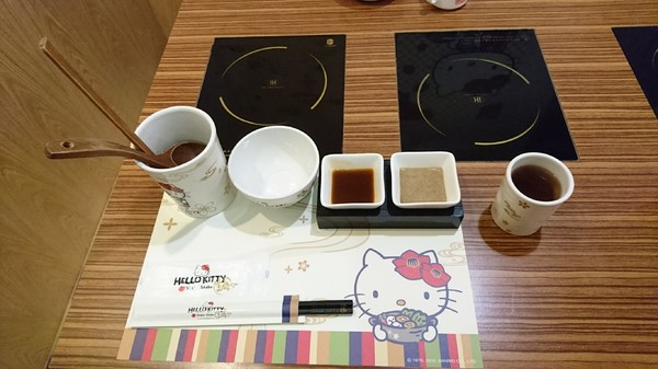 Hello Kitty Shabu Shabu：台北~Hello Kitty Shabu Shabu(忠孝店)~Hello Kitty主題餐廳~夢幻粉紅教主敲口愛~凱蒂貓無所不在超好拍~
