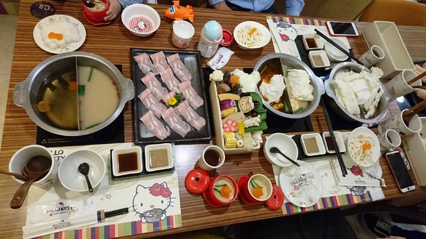 Hello Kitty Shabu Shabu：台北~Hello Kitty Shabu Shabu(忠孝店)~Hello Kitty主題餐廳~夢幻粉紅教主敲口愛~凱蒂貓無所不在超好拍~
