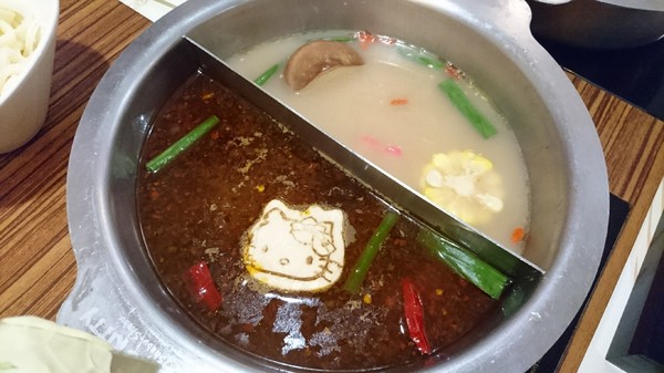 Hello Kitty Shabu Shabu：台北~Hello Kitty Shabu Shabu(忠孝店)~Hello Kitty主題餐廳~夢幻粉紅教主敲口愛~凱蒂貓無所不在超好拍~