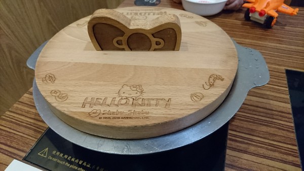 Hello Kitty Shabu Shabu：台北~Hello Kitty Shabu Shabu(忠孝店)~Hello Kitty主題餐廳~夢幻粉紅教主敲口愛~凱蒂貓無所不在超好拍~