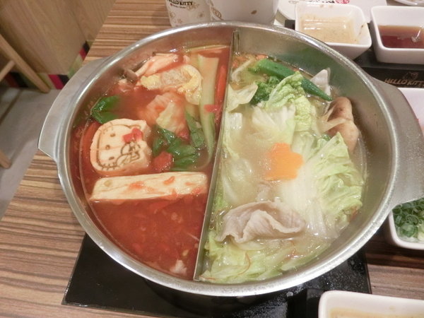 Hello Kitty Shabu Shabu：【台北市忠孝東路4段216巷東區人氣火鍋】Hello Kitty Shabu Shabu和風小火鍋~是Kitty迷的粉絲們絕對一定要來試試!