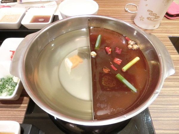Hello Kitty Shabu Shabu：【台北市忠孝東路4段216巷東區人氣火鍋】Hello Kitty Shabu Shabu和風小火鍋~是Kitty迷的粉絲們絕對一定要來試試!