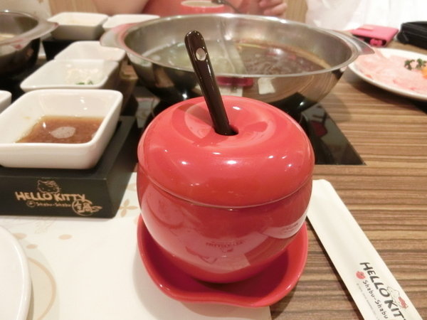 Hello Kitty Shabu Shabu：【台北市忠孝東路4段216巷東區人氣火鍋】Hello Kitty Shabu Shabu和風小火鍋~是Kitty迷的粉絲們絕對一定要來試試!