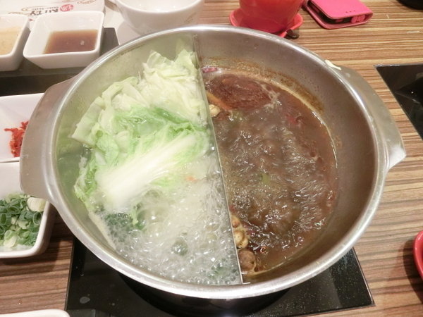 Hello Kitty Shabu Shabu：【台北市忠孝東路4段216巷東區人氣火鍋】Hello Kitty Shabu Shabu和風小火鍋~是Kitty迷的粉絲們絕對一定要來試試!