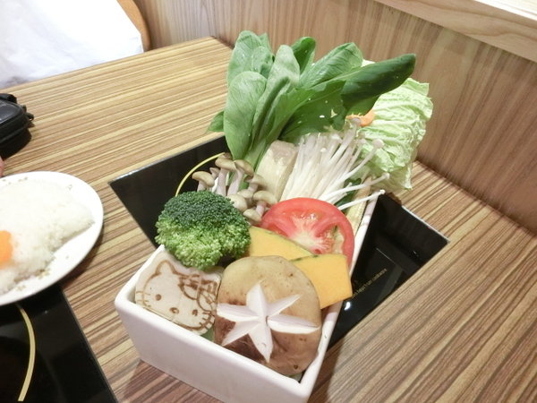 Hello Kitty Shabu Shabu：【台北市忠孝東路4段216巷東區人氣火鍋】Hello Kitty Shabu Shabu和風小火鍋~是Kitty迷的粉絲們絕對一定要來試試!