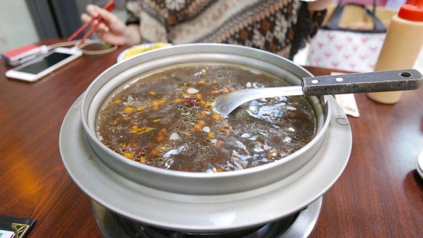 帝王食補紅面薑母鴨(淡水店)：帝王食補(淡水店)~黑色奇雞（烏骨雞）是你熟悉的好味道!黃金麵線和松露雞更是你非嚐不可的美味!