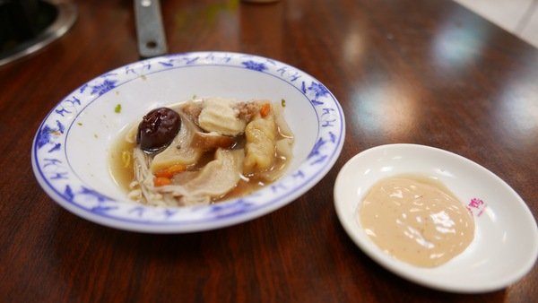 帝王食補紅面薑母鴨(淡水店)：帝王食補(淡水店)~黑色奇雞（烏骨雞）是你熟悉的好味道!黃金麵線和松露雞更是你非嚐不可的美味!