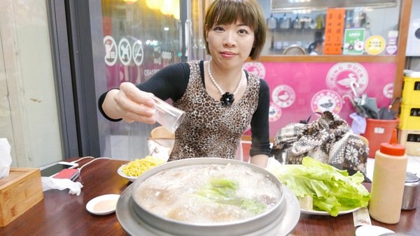 帝王食補紅面薑母鴨(淡水店)：帝王食補(淡水店)~黑色奇雞（烏骨雞）是你熟悉的好味道!黃金麵線和松露雞更是你非嚐不可的美味!