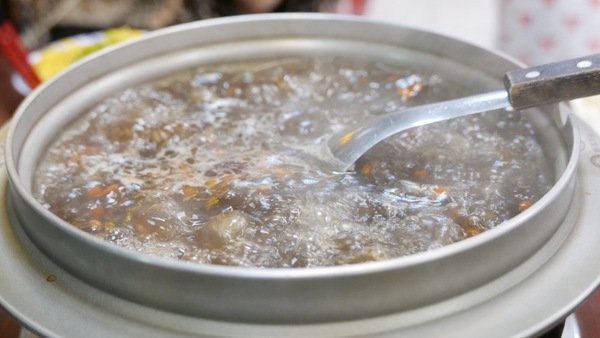 帝王食補紅面薑母鴨(淡水店)：帝王食補(淡水店)~黑色奇雞（烏骨雞）是你熟悉的好味道!黃金麵線和松露雞更是你非嚐不可的美味!