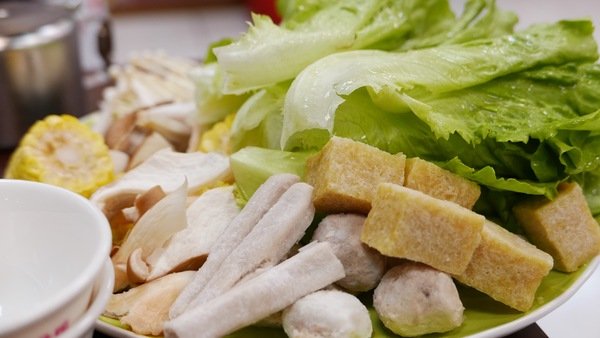 帝王食補紅面薑母鴨(淡水店)：帝王食補(淡水店)~黑色奇雞（烏骨雞）是你熟悉的好味道!黃金麵線和松露雞更是你非嚐不可的美味!