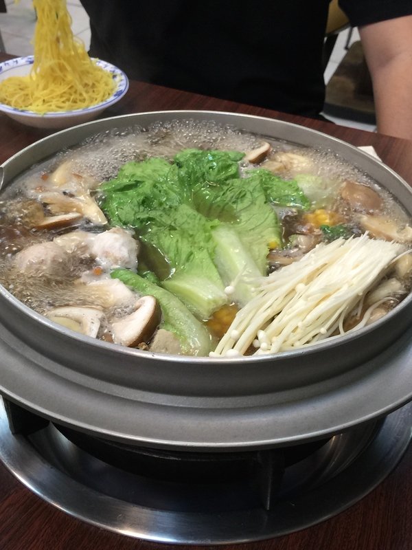 帝王食補紅面薑母鴨(淡水店)：帝王食補(淡水店)~黑色奇雞（烏骨雞）是你熟悉的好味道!黃金麵線和松露雞更是你非嚐不可的美味!
