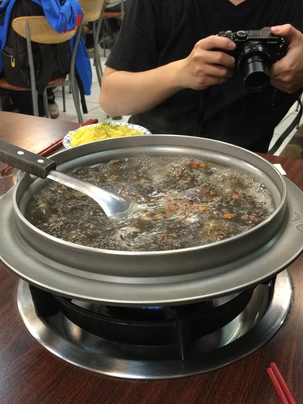 帝王食補紅面薑母鴨(淡水店)：帝王食補(淡水店)~黑色奇雞（烏骨雞）是你熟悉的好味道!黃金麵線和松露雞更是你非嚐不可的美味!