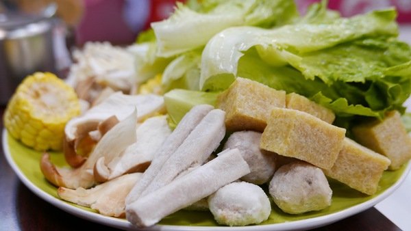 帝王食補紅面薑母鴨(淡水店)：帝王食補(淡水店)~黑色奇雞（烏骨雞）是你熟悉的好味道!黃金麵線和松露雞更是你非嚐不可的美味!