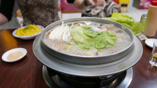 帝王食補紅面薑母鴨(淡水店)：帝王食補(淡水店)~黑色奇雞（烏骨雞）是你熟悉的好味道!黃金麵線和松露雞更是你非嚐不可的美味!