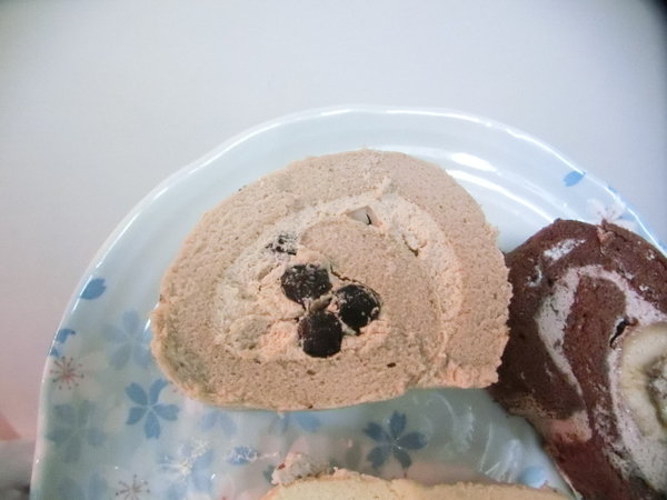 台灣茶奶茶 4℃蛋糕專賣:【食我團eatme宅配美食】台灣茶奶茶4℃蛋糕專賣店的”珍珠奶茶捲”、”香蕉巧克力捲”及”白玉珍珠楓糖蛋糕捲”都超好吃喔!