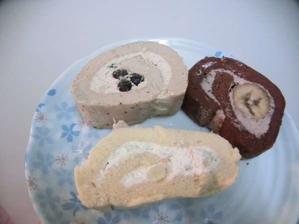 台灣茶奶茶 4℃蛋糕專賣:【食我團eatme宅配美食】台灣茶奶茶4℃蛋糕專賣店的”珍珠奶茶捲”、”香蕉巧克力捲”及”白玉珍珠楓糖蛋糕捲”都超好吃喔!