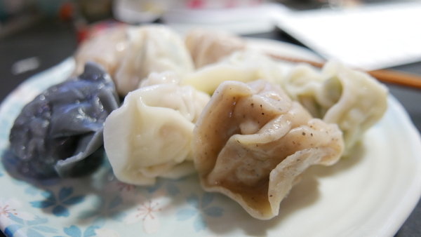 孫家小館：【宅配水餃推薦】孫家廚坊(小館)超大元寶水餃~採用日本沖繩高筋麵粉，絕對有嚼勁且回味無窮~30年來的好味道值得一嚐喔!