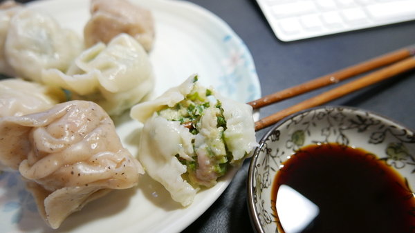 孫家小館：【宅配水餃推薦】孫家廚坊(小館)超大元寶水餃~採用日本沖繩高筋麵粉，絕對有嚼勁且回味無窮~30年來的好味道值得一嚐喔!