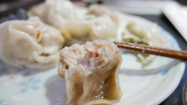 孫家小館：【宅配水餃推薦】孫家廚坊(小館)超大元寶水餃~採用日本沖繩高筋麵粉，絕對有嚼勁且回味無窮~30年來的好味道值得一嚐喔!