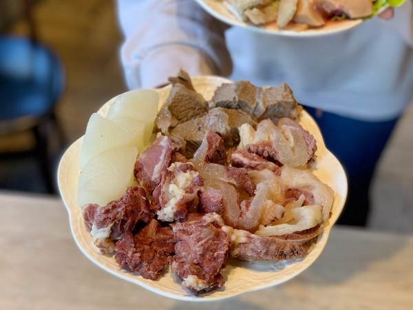 演藝牛鍋(南屯店)：【台中南屯區】演藝牛鍋讓你一次滿足全牛料理 適合三五好友&家庭聚餐 鄰近台中IKEA