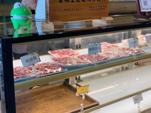 演藝牛鍋(南屯店)：【台中南屯區】演藝牛鍋讓你一次滿足全牛料理 適合三五好友&家庭聚餐 鄰近台中IKEA