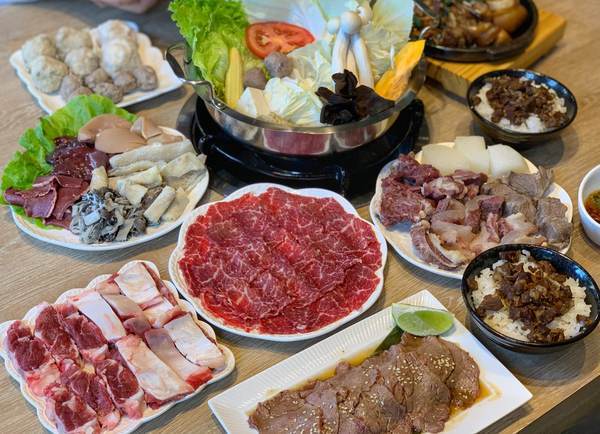 演藝牛鍋(南屯店)：【台中南屯區】演藝牛鍋讓你一次滿足全牛料理 適合三五好友&家庭聚餐 鄰近台中IKEA