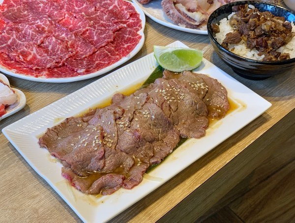 演藝牛鍋(南屯店)：【台中南屯區】演藝牛鍋讓你一次滿足全牛料理 適合三五好友&家庭聚餐 鄰近台中IKEA