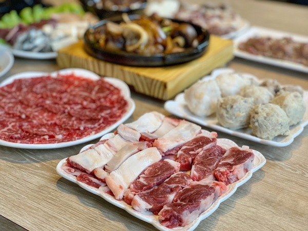 演藝牛鍋(南屯店)：【台中南屯區】演藝牛鍋讓你一次滿足全牛料理 適合三五好友&家庭聚餐 鄰近台中IKEA