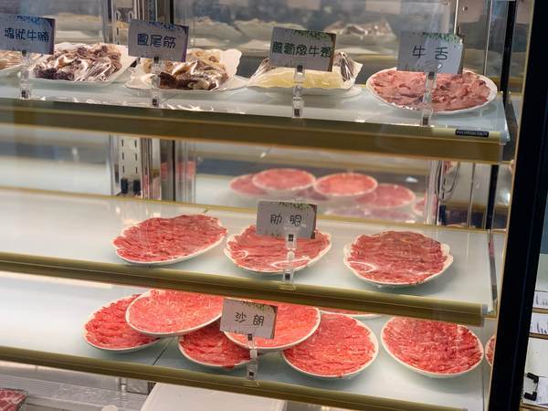 演藝牛鍋(南屯店)：【台中南屯區】演藝牛鍋讓你一次滿足全牛料理 適合三五好友&家庭聚餐 鄰近台中IKEA