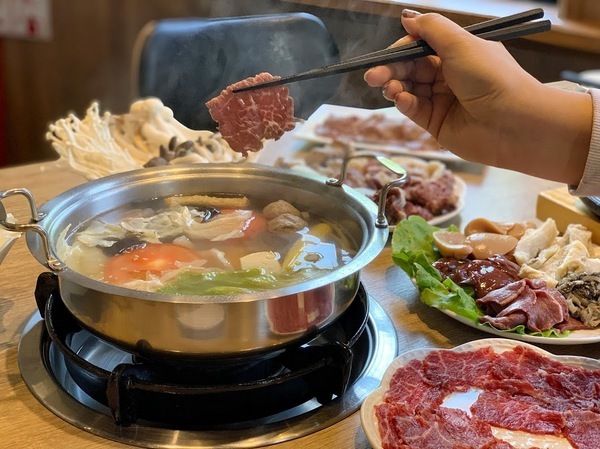 演藝牛鍋(南屯店)：【台中南屯區】演藝牛鍋讓你一次滿足全牛料理 適合三五好友&家庭聚餐 鄰近台中IKEA