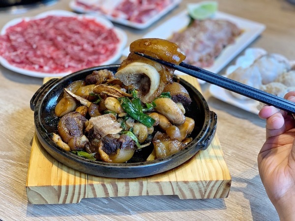 演藝牛鍋(南屯店)：【台中南屯區】演藝牛鍋讓你一次滿足全牛料理 適合三五好友&家庭聚餐 鄰近台中IKEA