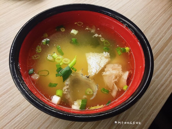 初原壽司：【苗栗竹南】初原壽司以磁浮列車方式送餐，除了科技感外，更增添了許多樂趣！