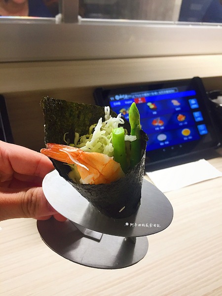 初原壽司：【苗栗竹南】初原壽司以磁浮列車方式送餐，除了科技感外，更增添了許多樂趣！