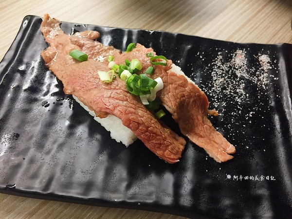 初原壽司：【苗栗竹南】初原壽司以磁浮列車方式送餐，除了科技感外，更增添了許多樂趣！