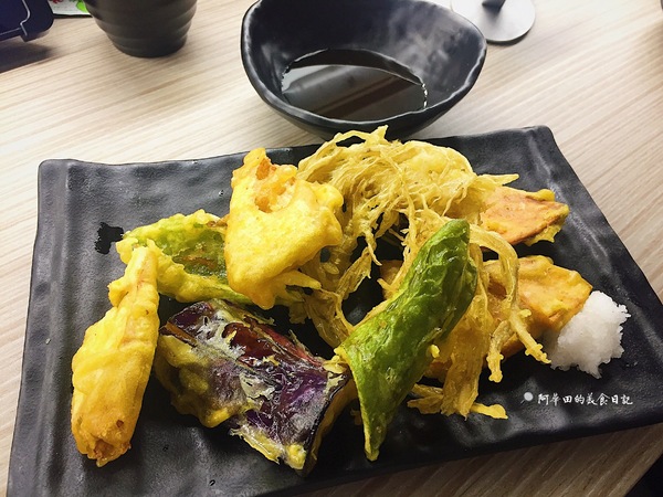 初原壽司：【苗栗竹南】初原壽司以磁浮列車方式送餐，除了科技感外，更增添了許多樂趣！