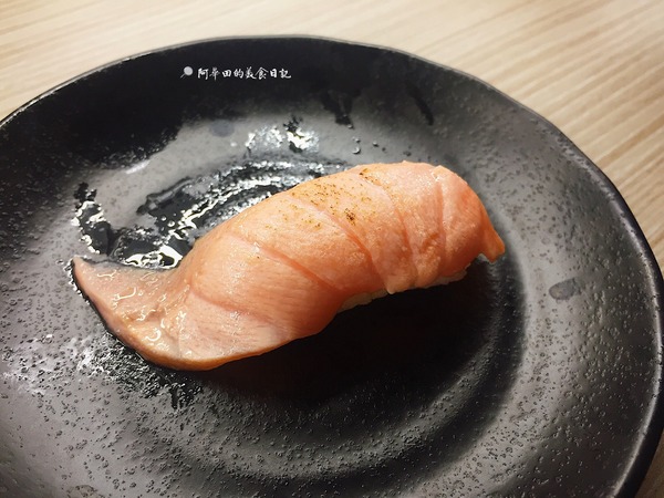 初原壽司：【苗栗竹南】初原壽司以磁浮列車方式送餐，除了科技感外，更增添了許多樂趣！