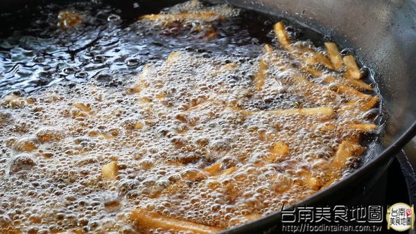 歐巴韓式炸雞 오빠치킨&주먹밥 &김치  台南直營店：【台南市-中西區美食】國華街又一強檔散步小吃『歐巴韓式炸雞 오빠치킨&주먹밥 &김치 台南直營店』甜甜辣辣又帶檸檬的酸香，邊走邊吃超過癮(づ￣ ³￣)づ