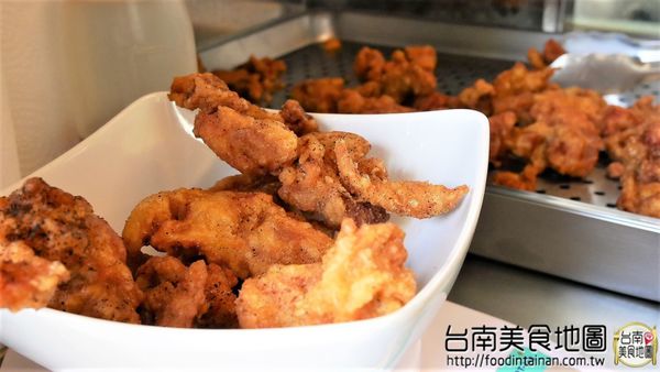 歐巴韓式炸雞 오빠치킨&주먹밥 &김치  台南直營店：【台南市-中西區美食】國華街又一強檔散步小吃『歐巴韓式炸雞 오빠치킨&주먹밥 &김치 台南直營店』甜甜辣辣又帶檸檬的酸香，邊走邊吃超過癮(づ￣ ³￣)づ