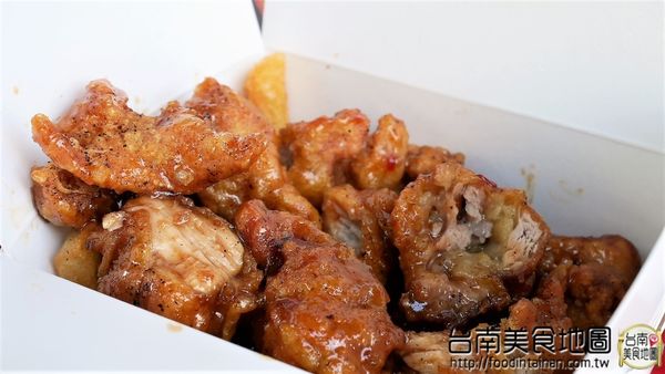 歐巴韓式炸雞 오빠치킨&주먹밥 &김치  台南直營店：【台南市-中西區美食】國華街又一強檔散步小吃『歐巴韓式炸雞 오빠치킨&주먹밥 &김치 台南直營店』甜甜辣辣又帶檸檬的酸香，邊走邊吃超過癮(づ￣ ³￣)づ