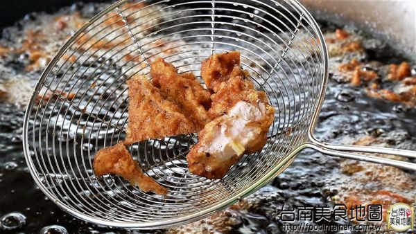 歐巴韓式炸雞 오빠치킨&주먹밥 &김치  台南直營店：【台南市-中西區美食】國華街又一強檔散步小吃『歐巴韓式炸雞 오빠치킨&주먹밥 &김치 台南直營店』甜甜辣辣又帶檸檬的酸香，邊走邊吃超過癮(づ￣ ³￣)づ