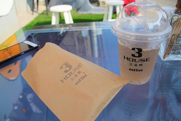 三合院咖啡：【彰化和美景點】3HOUSE三合院咖啡~超療癒彩繪美拍打卡景點，蛋黃哥，豆豆龍，小小兵大集合