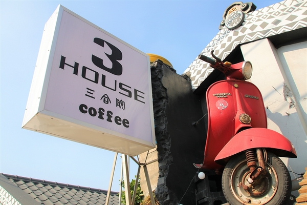 三合院咖啡：【彰化和美景點】3HOUSE三合院咖啡~超療癒彩繪美拍打卡景點，蛋黃哥，豆豆龍，小小兵大集合