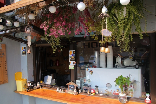 三合院咖啡：【彰化和美景點】3HOUSE三合院咖啡~超療癒彩繪美拍打卡景點，蛋黃哥，豆豆龍，小小兵大集合