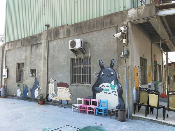 三合院咖啡：【彰化和美景點】3HOUSE三合院咖啡~超療癒彩繪美拍打卡景點，蛋黃哥，豆豆龍，小小兵大集合