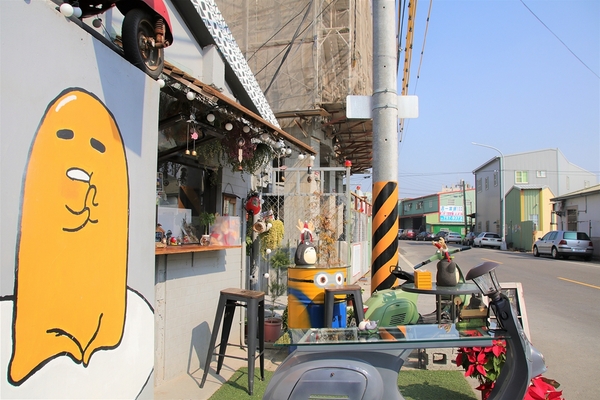 三合院咖啡：【彰化和美景點】3HOUSE三合院咖啡~超療癒彩繪美拍打卡景點，蛋黃哥，豆豆龍，小小兵大集合